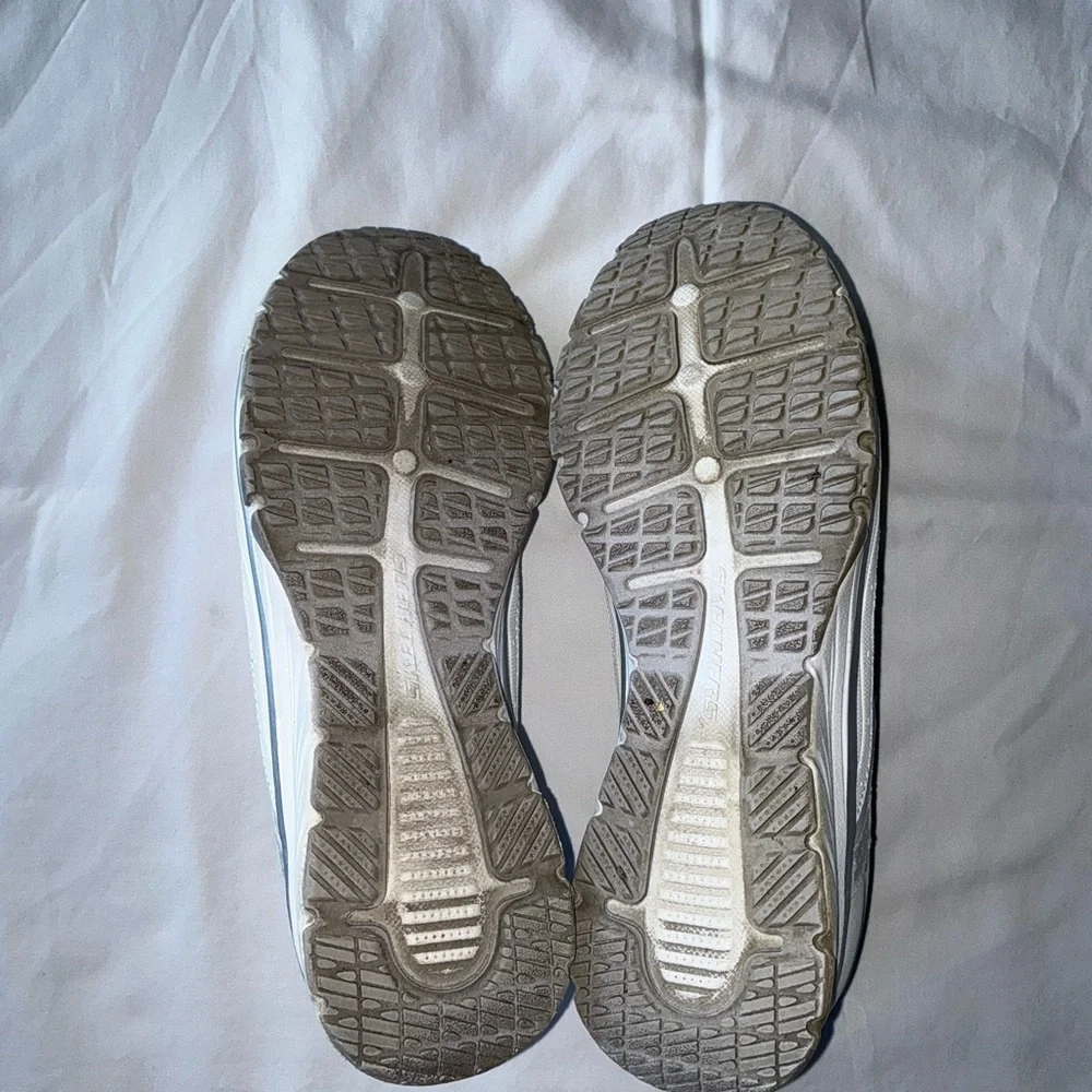 Skechers sleek white